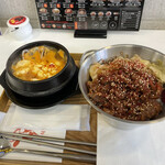 テジュン食堂 - 辛カルビ丼とスンドゥブ