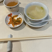 中国飯店 三田店 - スープ、ザーサイ。撮り忘れたが杏仁もつく