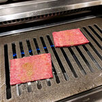 焼肉USON - このタン塩は四角いですが、タンの中心部分だけをトリミングして切り出したそうでつ。