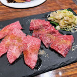 焼肉USON - 左：ネギバカカルビ（1,680円）　右：ネギバカハラミ（1,980円）