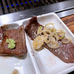 焼肉USON - 焼けたお肉にねぎを乗せて食べます。