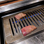 焼肉USON - ここは店員さんが焼いてくれるんですよねぇ。