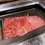 焼肉USON - 1枚があまりにもデカく、広げると網いっぱいになる。