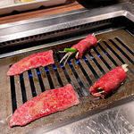 焼肉USON - で、ねぎを肉で巻いて焼くんですねぇ。