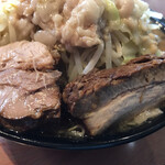 ラーメン二郎 - 特徴的な角煮の様な豚。肉好きにはたまらない神豚です。