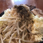 ラーメン二郎 - マシマシの脂にブラックペッパーを。