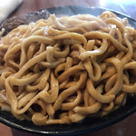 ラーメン二郎 - 丼底から引っ張り出したスープ吸いまくった麺の色。