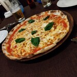 リストランテ ルーチェ - ピザはクリスピーな感じ。定番の品こそ味の差がでます。