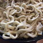 ラーメン二郎 - この色の麺が。