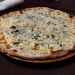 リストランテ ルーチェ - しらすとたけのこ。和テイストだけどしっかりピザ