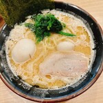 ラーメン 鶴見家 - 味玉ラーメン（醤油）900円