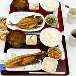 四日市ヒモノ食堂 - 手前:朝定食（真鯖半身）　奥:真鯵定食