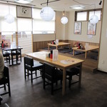 清潔感たっぷりで、お席の間隔も広い・・。