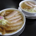 手前は「チャーシューめん」で、奥はｵｲﾗの・・。