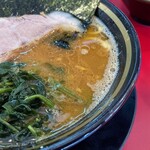 家系ラーメン王道 神道家 - 鶏油と醤油のバランスがいいスープ。