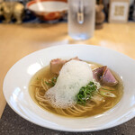 NOUILLES JAPONAISE とくいち - らぁ麺塩　2種のチャーシュートッピング（炭焼き鶏チャーシュー・特製スモークチャーシュー）
                                