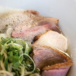 NOUILLES JAPONAISE とくいち - 炭焼き鶏チャーシュー・特製スモークチャーシュー