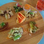 サララ - 2皿目(オムレツ、麻婆豆腐、チキンビリヤニ、トマトの義務サラダ、アラビアータ炒め、大根ステーキ蜂蜜醤油、大根と人参甘酢漬けetc.)とドリンクはブルーベリー&プルーン