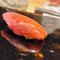 鮨 龍次郎 - まず鮪１貫、中トロ、鮪は舞鶴の定置網、133.6kg