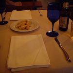 カーサ ヴェッキア - OptioA30：照明を落としめの店内とテーブル