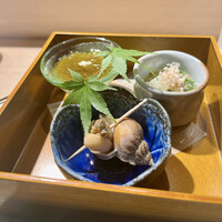 天冨良 銀座 よこ田 梅田別邸 - もずく酢・白菜とあさりのおひたし・磯つぶ貝