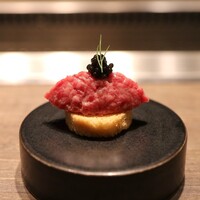 USHIGORO S. SHINJUKU - キャビアと和牛の燻製タルタル