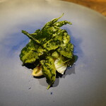 ル クーリュズ - アオリイカ、紫蘇ジェノベーゼソース、原田農園のトマト、モロヘイヤ