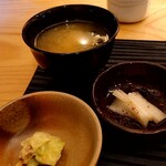季ごころ廣 - 味噌汁と小鉢が2つ