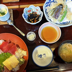 Washoku Hana - 本日のおすすめランチ 海鮮三色丼と天ぷら御膳¥1.650