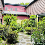Washoku Hana - 入り口から見た中庭