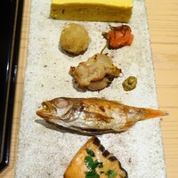 銀座 稲葉 - 朝食：出汁巻き玉子、染おろし、昆布漬明太子、炭火で焼いた鶏ハラミの味噌焼、のど黒の一夜干し、桜鱒の木の芽焼き