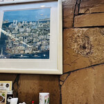 ロス・アンジェルス - 店内②席上に飾られている絵画