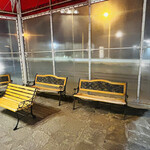 ロス・アンジェルス - 外観④店外待合席。冬にはストーブが設置される。