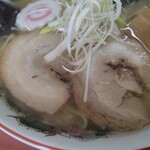 支那そば つかさ - トロトロの厚めのチャーシューが2枚も。