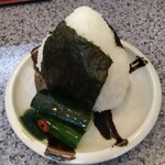 支那そば つかさ - コンビの倍はあります。胡瓜の浅漬が嬉しいですね。