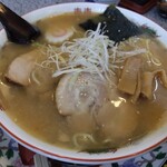 支那そば つかさ - 支那そばの味噌。  野菜たっぷりにして卓上のニンニクを投入すれば今は亡き生姜町の味噌ラーメン盛岡NO1に輝いた【ふじ】の味噌ラーメンをも越える味です。