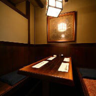 A relaxing space where you can feel the history of deep-colored wood. Semi-private rooms also available ◎