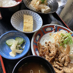 ろっぽん木 - 日替定食　今日は豚の生姜焼と湯豆腐