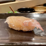 Fuku Hara - 愛媛県八幡浜産 白甘鯛 昆布締め 10日寝かせ
                        高級魚の白甘鯛の登場に俄かに興奮気味(⌒-⌒; )
                        元々水っぽい魚ですから、昆布締めにする事で程良く脱水されその分旨味を含み、これも美味しいですね！！