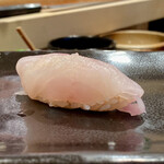 鮨 福原 - 能登産 1本釣り 本アラ 一週間寝かせ
            超高級魚のアラそれも1本釣り！
            いただけるだけで嬉しいです♪
            旬は秋頃でしょうが豊かな旨味が口に広がります。
            一週間寝かせる事で旨味が凝縮しているのですね。