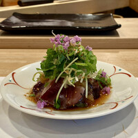鮨 福原 - 気仙沼産 鰹の藁焼き
                    長野から取り寄せた無農薬の藁を使い藁焼きに、当然お米もそちらからと思えば違うのですね！
                    自家製ポン酢のまろやかな酸味が程良く、薬味に胡麻と共にさっぱりとして実に美味しいのです♪