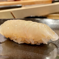 鮨 福原 - 三陸産 ホシガレイ 1.5kgサイズ
                    今が旬のホシガレイを一貫目に、昨日締めたては流石に弾力がありますね！
                    赤酢のまろやかなシャリの酸に呼応してほんのりとした甘み、旨味も豊かにこれは美味しいです♪