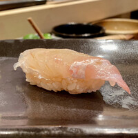 鮨 福原 - 愛媛県八幡浜産 白甘鯛 昆布締め 10日寝かせ
                      高級魚の白甘鯛の登場に俄かに興奮気味(⌒-⌒; )
                      元々水っぽい魚ですから、昆布締めにする事で程良く脱水されその分旨味を含み、これも美味しいですね！！