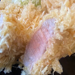 とんかつ 蒼樹 - ひれの断面。ほんのりピンク。
