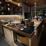 Alan. - カウンターも広めで、暖炉型薪焼き場も雰囲気あります！