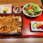 Nii Du - 日替定食（生姜焼重）1650円　本来これにそばかうどんが付きます