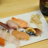 米希 - 握り8貫ランチ(税込800円)
①サーモン②白身魚(大型鰈かな？)③？？？(鮪系なのか？)④〆鯖⑤烏賊⑥炙り鰆？⑦ハマチ？⑧茹で海老 

⑨小松菜？と鮪解し身のお浸し⑩お吸い物