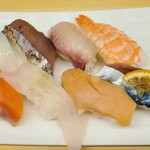 米希 - 握り8貫ランチ
            ①サーモン②白身魚(大型鰈かな？)③？？？(鮪系なのか？)④〆鯖⑤烏賊⑥炙り鰆？⑦ハマチ？⑧茹で海老
            特に魚の説明も無く提供されたので、判別出来ない鮨ネタもあり、お値段なりという印象