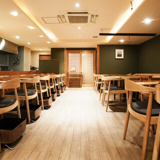 6メートルの一枚板カウンターが目を引く木目調の空間