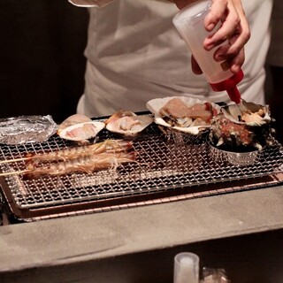 旬の食材を五感で愉しむ。炉端焼きは絶妙な職人技で素材を味わう
